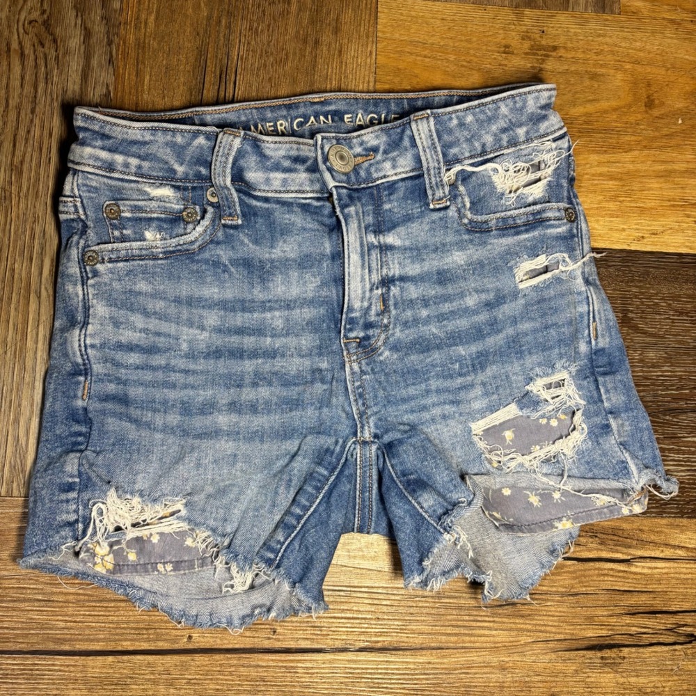 American Eagle Distressed Floral pocket Denim Shorts Light Wash Size 0 Stretch